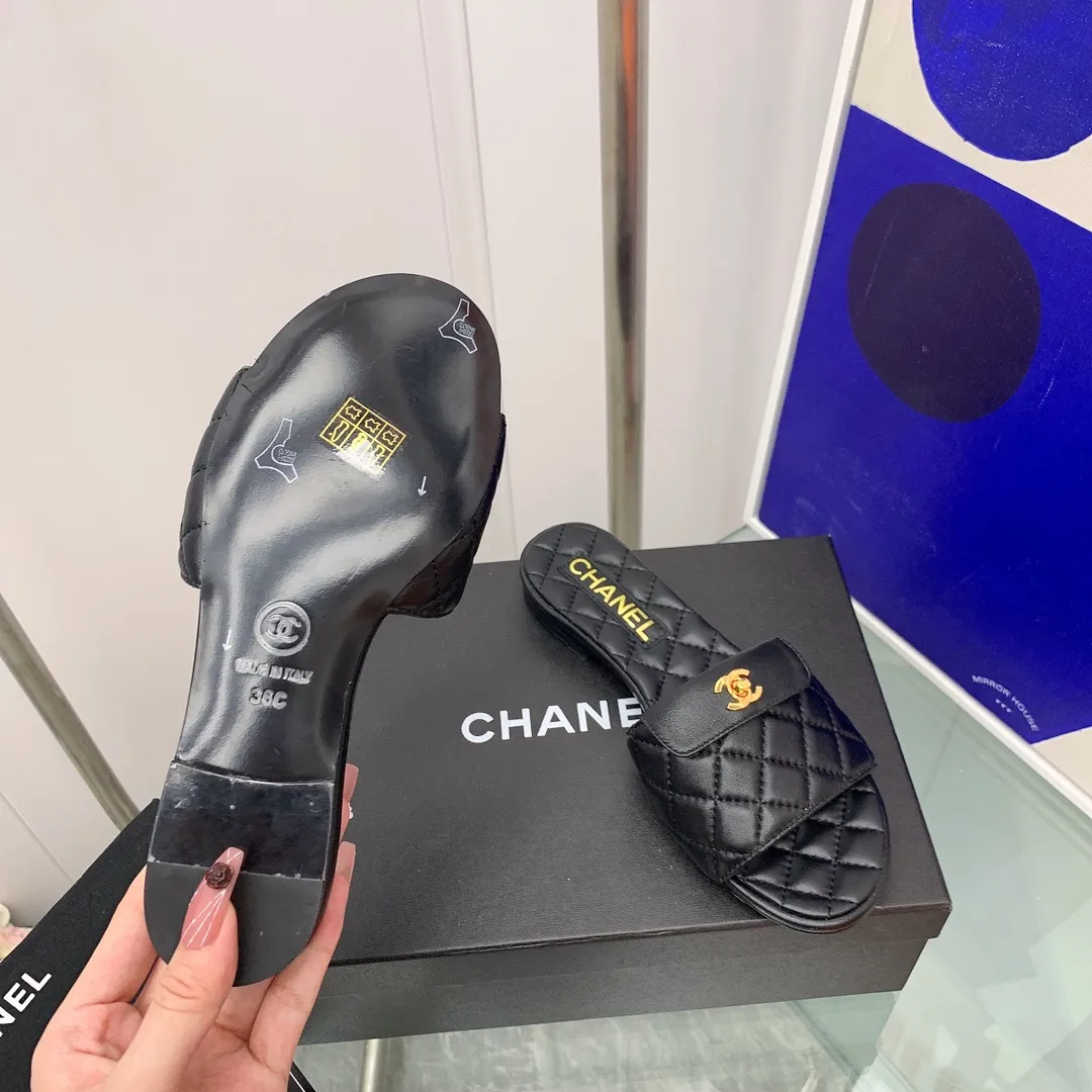 👟👟Ex-factory price 360👟👟 Women's Shoe Factory Chanel/Chanel 2022 Spring and Summer New Flat Slippers Original 1:1 Development Counter Quality Exclusive Mold Customization Logo Available for Inspection at All Counters on the Internet Very Comfortable on the Feet and Feels Great! ✔️Fabric: Italian imported sheepskin + original hardware buckle ✔️Inner lining: The feet are made of imported sheepskin ✔️Outsole: Italian imported genuine leather outsole ✔️Number of yards: 35-40 (41 can be customized)